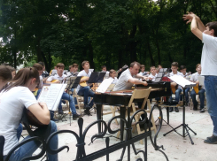 «Оркестр детства»: в парке Асеевых с концертом выступили юные музыканты