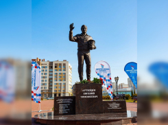 Памятник знаменитому тамбовскому борцу открыли у СТЦ «Тамбов»