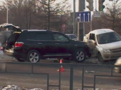 «Лада» снесла ограждение после встречи с «Toyota Highlander» 