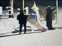 Двое пьяных тамбовчан стащили флаги со школьной площадки