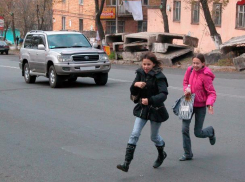 Под колесами машины сотрудника полиции оказались две студентки 