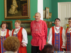 Незрячие певцы отметили юбилей ансамбля в картинной галерее 