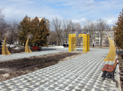 Власти Тамбова до сих пор не убрали новогодние инсталляции с улиц города