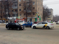 Десятилетняя девочка оказалась под колесами машины на тротуаре  