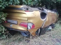 В Петровском районе «BMW X5» упал в кювет и перевернулся: погиб пассажир