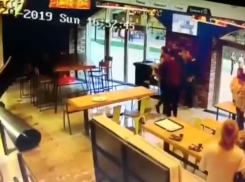 Спустя два дня после открытия в ТЦ «Студенец» с потолка в кафе упала труба