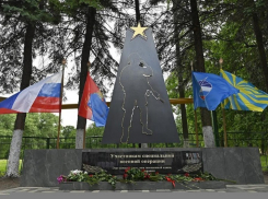 В Знаменке открыли памятник участникам СВО по эскизу офицера космических войск