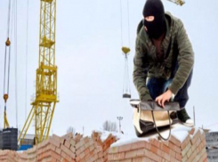 Находчивый житель Первомайского района воровал стройматериалы с работы, чтобы сделать дома ремонт