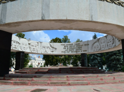 Подростки устроили танцы у «Вечного огня» в центре Тамбова