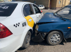 В центре Тамбова в аварии с такси пострадали две пассажирки