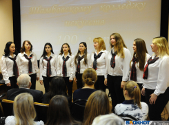 Учащиеся столетнего колледжа искусств спели в кинозале на Степана Разина