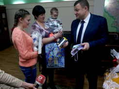 Александр Никитин вручил подарки многодетной семье и рассказал, как его ждет с работы дочка 