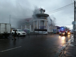 В Мичуринске пожарные спасли мужчину со второго этажа полыхающего здания рынка
