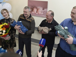 В Тамбове семье новорождённых тройняшек вручили сертификат на 6,5 миллиона рублей