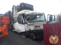 На Новой Ляде столкнулись сразу три грузовика дальнобойщиков
