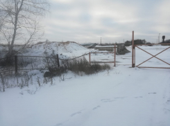 В Стрельцах местные жители пожаловались на то, что рядом с их домами свалили пескосоляную смесь