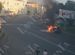 В центре Тамбова на дороге загорелся «Опель» 
