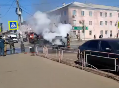 В Мичуринске на проезжей части загорелся автомобиль