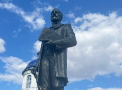 В Бондарях поставили памятник Чайковскому