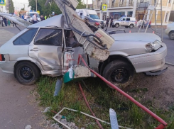 В Мичуринске молодёжь на «Ладе» разбилась о столб световой опоры