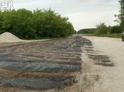 В Мичуринском районе дорога в Зелёном Гае начала разваливаться спустя 2 недели после ремонта