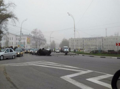Трое тамбовчан в «Ладе-Приоре» пролетели через клумбу центральной улицы Тамбова и перевернулись трижды