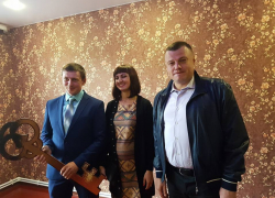 Учитель из села Лаврово получил из рук губернатора ключи от новой квартиры 