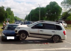 Дама на «Калине» оседлала «Приору» в Рассказово
