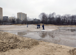 В Тамбове начали заливать самый большой бесплатный каток в городе 