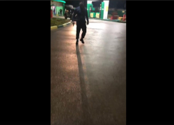 На тамбовской АЗС неадекват напал с топором на двух парней (видео)