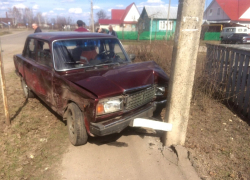 В Рассказове «семерка» въехала в столб после встречи с Volkswagen Passat