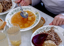 В одной из школ Тамбова продукты питания хранились на полу