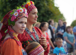 Яблоки, мёд и концерт – в Парке Победы прошла праздничная программа 