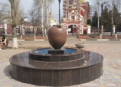 В центре Мичуринска появился фонтан в форме яблока