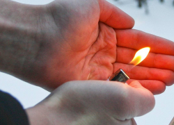 В Тамбовском районе мужчина облил бензином гостью и поджёг