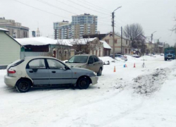 Женщины рулят! Две дамы не разъехались в узком месте на Комсомольской в Тамбове 