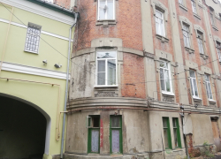 Деревья на крыше, рухнувший потолок и свалка у сливной ямы: жилой дом в центре Тамбова разваливается на глазах