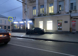 «Приора» снесла столб на тротуаре в центре Тамбова
