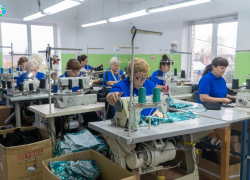 Рассказовские швейные фабрики снабжают необходимыми вещами участников СВО