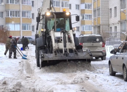 В Тамбове припаркованные “где попало” автомобили мешают уборке снега во дворах