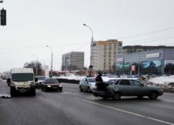 Женщина с правами отправлена в больницу с места ДТП на Киквидзе