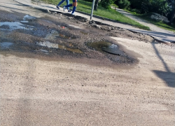 На Гастелло прорвало канализационный колодец