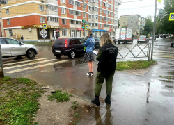 В Тамбове неизвестный выхватил ребёнка у матери и бросился с ним на автомобиль 