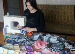Девочка из Первомайского района шьёт маски для своих земляков