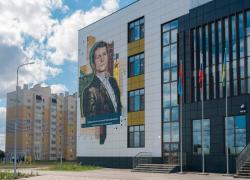 Электрогитары, лаборатории и 250 камер: чем живёт новая школа за 2,34 млрд рублей в Бокино