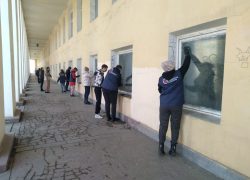 В Тамбове волонтёры смыли граффити с фасада ГУМа