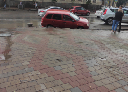 На Советской автомобиль провалился в яму из-за неисполнения властями предписаний прокуратуры