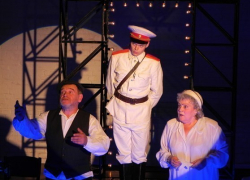 Проблемы школьных взаимоотношений и истории женских судеб.  Фестиваль «Виват, театр!» встретил день седьмой