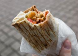 Ларёк с шаурмой на Комсомольской площади закрыли из-за нарушений