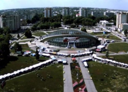 Власти города вытесняют все ярмарки с площади перед ЛДС “Кристалл” 